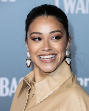 Amerikalı aktris Gina Rodriguez, 8 Şubat 2022 'de Los Angeles, Kaliforniya, ABD' de düzenlenen 