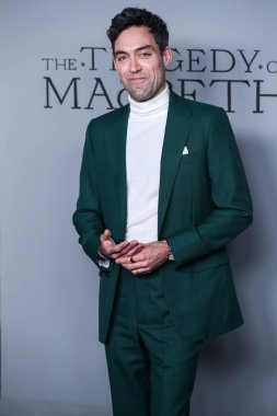 İngiliz aktör Alex Hassell, 16 Aralık 2021 'de Los Angeles, Kaliforniya, ABD' deki Los Angeles 'taki Amerikan Tiyatro Kompleksi' nde düzenlenen 