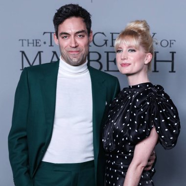 İngiliz aktör Alex Hassell ve aktris Emma King, 16 Aralık 2021 'de Los Angeles' taki Amerikan Tiyatro Kompleksi 'nde düzenlenen 