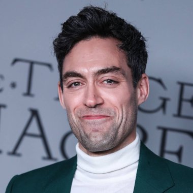 İngiliz aktör Alex Hassell, 16 Aralık 2021 'de Los Angeles, Kaliforniya, ABD' deki Los Angeles 'taki Amerikan Tiyatro Kompleksi' nde düzenlenen 