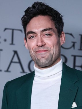 İngiliz aktör Alex Hassell, 16 Aralık 2021 'de Los Angeles, Kaliforniya, ABD' deki Los Angeles 'taki Amerikan Tiyatro Kompleksi' nde düzenlenen 
