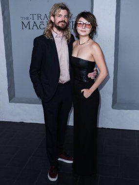 Aktör Andre Hyland ve kız arkadaşı / Amerikalı aktris Daniella Pineda, 16 Aralık 2021 'de Amerikan Tiyatro Kompleksi Yönetmenleri Loncası' nda düzenlenen 