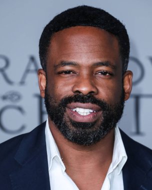 İngiliz aktör Chik Okonkwo (Chike Okonkwo), 16 Aralık 2021 'de Los Angeles, Kaliforniya' daki Amerikan Tiyatro Kompleksi 'nde düzenlenen 