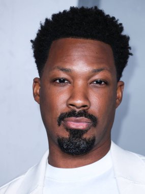 Amerikalı aktör Corey Hawkins, 16 Aralık 2021 'de Los Angeles, Kaliforniya, ABD' deki Los Angeles 'taki Amerikan Tiyatro Kompleksi' nde düzenlenen 