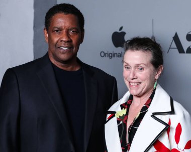 Amerikalı aktör Denzel Washington ve Amerikalı aktris Frances McDormand, 16 Aralık 2021 'de Amerikan Tiyatro Kompleksi Yönetmenleri Loncası' nda düzenlenen Los Angeles Orijinal Filmlerin Gala 'sına ve A24' ün 