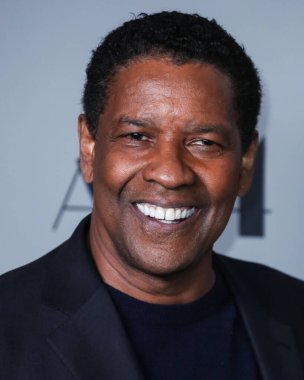 Amerikalı aktör Denzel Washington, 16 Aralık 2021 'de Los Angeles, Kaliforniya, ABD' deki Los Angeles 'taki Amerikan Tiyatro Kompleksi' nde düzenlenen 