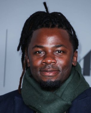 Amerikalı aktör Derek Luke, 16 Aralık 2021 'de Los Angeles, Kaliforniya, ABD' deki Los Angeles 'taki Amerikan Tiyatro Kompleksi' nde düzenlenen 