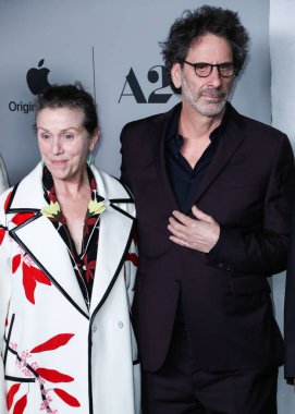 Amerikalı aktris Frances McDormand ve kocası / yönetmeni Joel Coen, 16 Aralık 2021 'de Amerikan Tiyatro Kompleksi Yönetmenleri Birliği' nde düzenlenen 