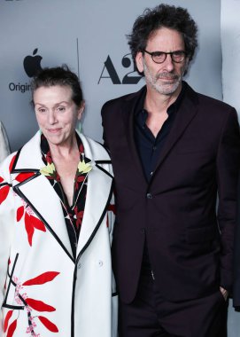 Amerikalı aktris Frances McDormand ve kocası / yönetmeni Joel Coen, 16 Aralık 2021 'de Amerikan Tiyatro Kompleksi Yönetmenleri Birliği' nde düzenlenen 