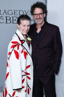 Amerikalı aktris Frances McDormand ve kocası / yönetmeni Joel Coen, 16 Aralık 2021 'de Amerikan Tiyatro Kompleksi Yönetmenleri Birliği' nde düzenlenen 