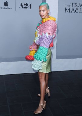 Amerikalı aktris ve model Kota Eberhardt, 16 Aralık 2021 'de Los Angeles, Kaliforniya' da bulunan Los Angeles Orijinal Filmlerin Premiere of Apple 'a ve A24' ün 