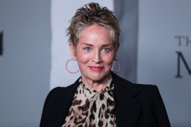 Dolce & Gabbana giyen Amerikalı aktris Sharon Stone, 16 Aralık 2021 'de Los Angeles' taki Amerikan Tiyatro Kompleksi 'nde düzenlenen 