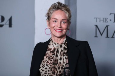 Dolce & Gabbana giyen Amerikalı aktris Sharon Stone, 16 Aralık 2021 'de Los Angeles' taki Amerikan Tiyatro Kompleksi 'nde düzenlenen 