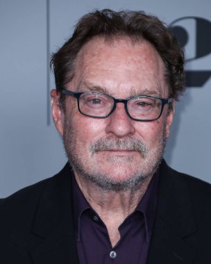 Amerikalı aktör Stephen Root, 16 Aralık 2021 'de Los Angeles, Kaliforniya, ABD' deki Los Angeles 'taki Amerikan Tiyatro Kompleksi' nde düzenlenen 