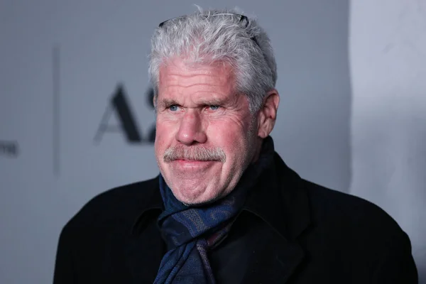 Amerikanska Skådespelaren Ron Perlman Anländer Till Los Angeles Premiär För — Stockfoto