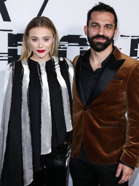 Amerikalı aktris Chlo Grace Moretz (Chloe Grace Moretz) ve Amerikalı senarist Mattson Tomlin, Hulu 'nun 15 Aralık 2021' de Los Angeles, Los Angeles 'taki NeueHouse Los Angeles' ta düzenlenen 'Mother / Android' inin Los Angeles Premiere 'ine geldiler.