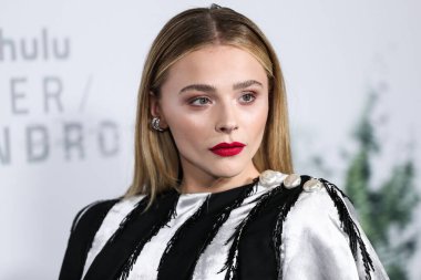 Louis Vuitton 'u giyen Amerikalı aktris Chlo Grace Moretz (Chloe Grace Moretz), 15 Aralık 2021' de Los Angeles, Los Angeles, Los Angeles 'ta düzenlenen Hulu' nun 'Anne / Android' inin Los Angeles galasına geldi.. 