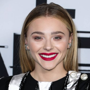 Louis Vuitton 'u giyen Amerikalı aktris Chlo Grace Moretz (Chloe Grace Moretz), 15 Aralık 2021' de Los Angeles, Los Angeles, Los Angeles 'ta düzenlenen Hulu' nun 'Anne / Android' inin Los Angeles galasına geldi.. 