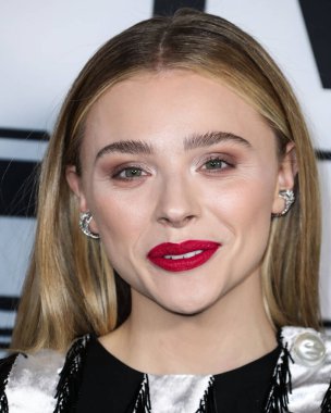 Louis Vuitton 'u giyen Amerikalı aktris Chlo Grace Moretz (Chloe Grace Moretz), 15 Aralık 2021' de Los Angeles, Los Angeles, Los Angeles 'ta düzenlenen Hulu' nun 'Anne / Android' inin Los Angeles galasına geldi.. 