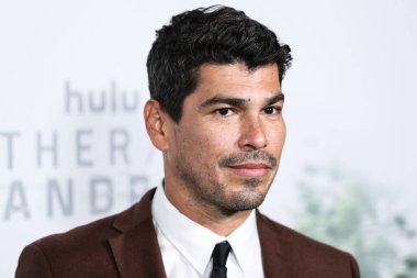 Ted Baker 'ı giyen Amerikalı aktör Ral Castillo (Raul Castillo), 15 Aralık 2021' de Hollywood, Los Angeles, Kaliforniya, ABD 'de düzenlenen Hulu' nun 