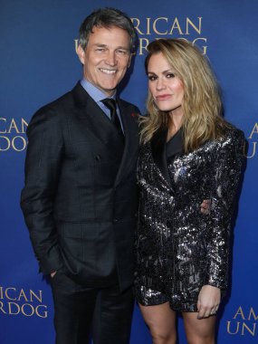 İngiliz aktör Stephen Moyer ve eşi / Yeni Zelanda-Kanadalı aktris Anna Paquin, Zuhair Murad 'ın giydiği Los Angeles Premiere Of Lionsgate' in 15 Aralık 2021 'de TCL Çin Tiyatrosu IMAX' te düzenlenen 'American Underdog' una geldiler..