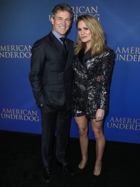 İngiliz aktör Stephen Moyer ve eşi / Yeni Zelanda-Kanadalı aktris Anna Paquin, Zuhair Murad 'ın giydiği Los Angeles Premiere Of Lionsgate' in 15 Aralık 2021 'de TCL Çin Tiyatrosu IMAX' te düzenlenen 'American Underdog' una geldiler..
