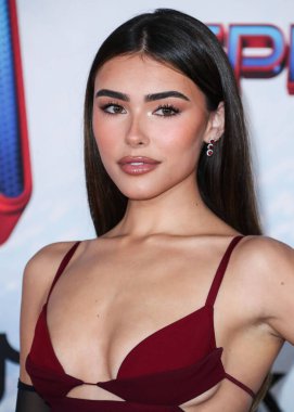Nensi Dojaka 'nın elbisesini giyen şarkıcı Madison Beer, 13 Aralık 2021' de Westwood, Los Angeles, Kaliforniya, ABD 'deki Regency Village Theatre' da düzenlenen Columbia Pictures 'ın' Örümcek Adam: No Way Home 'adlı filminin Los Angeles galasına geldi.. 