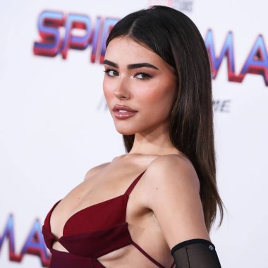 Nensi Dojaka 'nın elbisesini giyen şarkıcı Madison Beer, 13 Aralık 2021' de Westwood, Los Angeles, Kaliforniya, ABD 'deki Regency Village Theatre' da düzenlenen Columbia Pictures 'ın' Örümcek Adam: No Way Home 'adlı filminin Los Angeles galasına geldi.. 