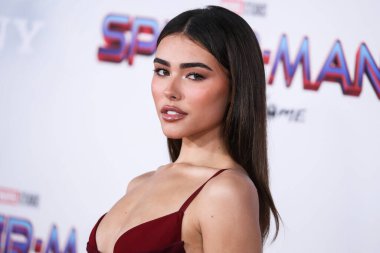 Nensi Dojaka 'nın elbisesini giyen şarkıcı Madison Beer, 13 Aralık 2021' de Westwood, Los Angeles, Kaliforniya, ABD 'deki Regency Village Theatre' da düzenlenen Columbia Pictures 'ın' Örümcek Adam: No Way Home 'adlı filminin Los Angeles galasına geldi.. 