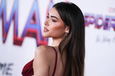Nensi Dojaka 'nın elbisesini giyen şarkıcı Madison Beer, 13 Aralık 2021' de Westwood, Los Angeles, Kaliforniya, ABD 'deki Regency Village Theatre' da düzenlenen Columbia Pictures 'ın' Örümcek Adam: No Way Home 'adlı filminin Los Angeles galasına geldi.. 