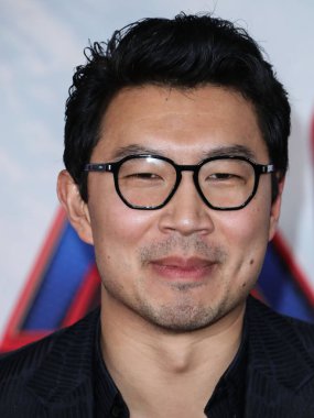 Dzojchen kıyafeti giyen aktör Simu Liu, 13 Aralık 2021 'de Westwood, Los Angeles, Kaliforniya, ABD' deki Regency Village Theatre 'da düzenlenen Columbia Filmlerinin' Örümcek Adam: No Way Home 'filminin Los Angeles galasına geldi.. 
