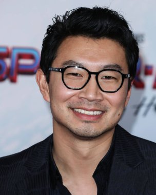 Dzojchen kıyafeti giyen aktör Simu Liu, 13 Aralık 2021 'de Westwood, Los Angeles, Kaliforniya, ABD' deki Regency Village Theatre 'da düzenlenen Columbia Filmlerinin' Örümcek Adam: No Way Home 'filminin Los Angeles galasına geldi.. 