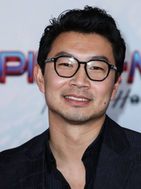 Dzojchen kıyafeti giyen aktör Simu Liu, 13 Aralık 2021 'de Westwood, Los Angeles, Kaliforniya, ABD' deki Regency Village Theatre 'da düzenlenen Columbia Filmlerinin' Örümcek Adam: No Way Home 'filminin Los Angeles galasına geldi.. 