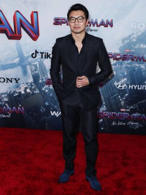Dzojchen kıyafeti giyen aktör Simu Liu, 13 Aralık 2021 'de Westwood, Los Angeles, Kaliforniya, ABD' deki Regency Village Theatre 'da düzenlenen Columbia Filmlerinin' Örümcek Adam: No Way Home 'filminin Los Angeles galasına geldi.. 