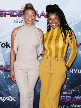 Aktris Storm Reid ve annesi Robyn Simpson Reid, 13 Aralık 2021 'de Westwood, Los Angeles, Kaliforniya, ABD' deki Regency Village Theatre 'da düzenlenen Columbia Pictures' ın 