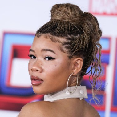Amerikalı aktris Storm Reid, 13 Aralık 2021 'de Westwood, Los Angeles, Kaliforniya, ABD' deki Regency Village Theatre 'da düzenlenen Columbia Pictures' ın 