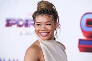 Amerikalı aktris Storm Reid, 13 Aralık 2021 'de Westwood, Los Angeles, Kaliforniya, ABD' deki Regency Village Theatre 'da düzenlenen Columbia Pictures' ın 