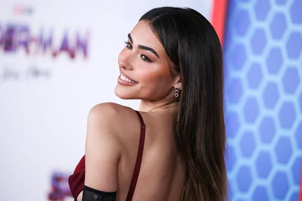 Zanger Madison Beer Draagt Een Jurk Van Nensi Dojaka Arriveert — Stockfoto