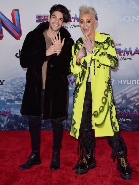 Aktör Hale Leon ve dansçı Frankie Grande, 13 Aralık 2021 'de Westwood, Los Angeles, Kaliforniya, ABD' deki Regency Village Theatre 'da düzenlenen Columbia Pictures' ın 