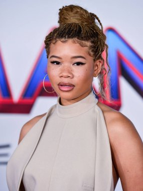 Amerikalı aktris Storm Reid, 13 Aralık 2021 'de Westwood, Los Angeles, Kaliforniya, ABD' deki Regency Village Theatre 'da düzenlenen' Örümcek Adam: No Way Home 'filminin galasına geldi..