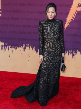 Amerikalı aktris Nicole Kang, 11 Aralık 2021 'de Beverly Hilton Hotel' de düzenlenen 19. Unutulmaz Asya Amerikan Ödülleri 'ne geliyor..