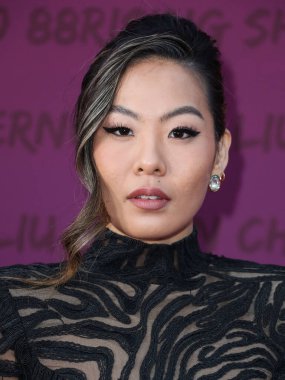 Amerikalı aktris Nicole Kang, 11 Aralık 2021 'de Beverly Hilton Hotel' de düzenlenen 19. Unutulmaz Asya Amerikan Ödülleri 'ne geliyor..