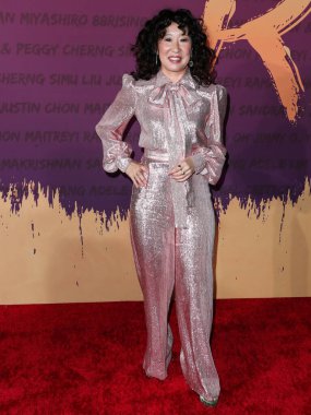 Oyuncu Sandra Oh, The Vampire 's Wife, Chloe Gosselin ayakkabıları ve Fallon ve Temple St. Clair' in mücevherleri ile birlikte 11 Aralık 2021 'de ABD' nin başkenti Los Angeles 'ta düzenlenen 19..