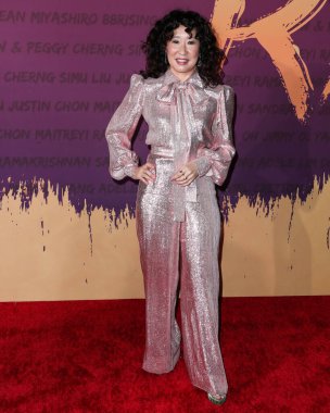 Oyuncu Sandra Oh, The Vampire 's Wife, Chloe Gosselin ayakkabıları ve Fallon ve Temple St. Clair' in mücevherleri ile birlikte 11 Aralık 2021 'de ABD' nin başkenti Los Angeles 'ta düzenlenen 19..