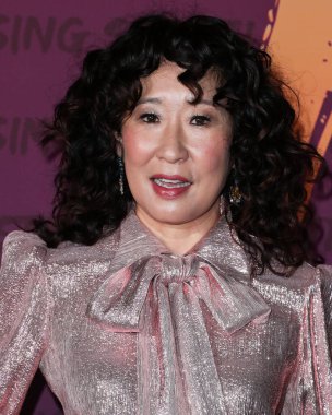 Oyuncu Sandra Oh, The Vampire 's Wife, Chloe Gosselin ayakkabıları ve Fallon ve Temple St. Clair' in mücevherleri ile birlikte 11 Aralık 2021 'de ABD' nin başkenti Los Angeles 'ta düzenlenen 19..