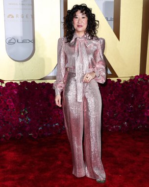 Oyuncu Sandra Oh, The Vampire 's Wife, Chloe Gosselin ayakkabıları ve Fallon ve Temple St. Clair' in mücevherleri ile birlikte 11 Aralık 2021 'de ABD' nin başkenti Los Angeles 'ta düzenlenen 19..