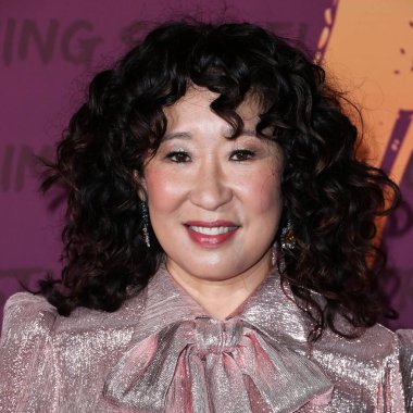 Oyuncu Sandra Oh, The Vampire 's Wife, Chloe Gosselin ayakkabıları ve Fallon ve Temple St. Clair' in mücevherleri ile birlikte 11 Aralık 2021 'de ABD' nin başkenti Los Angeles 'ta düzenlenen 19..
