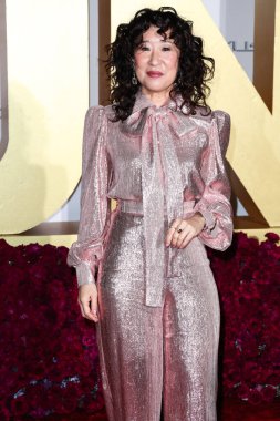 Oyuncu Sandra Oh, The Vampire 's Wife, Chloe Gosselin ayakkabıları ve Fallon ve Temple St. Clair' in mücevherleri ile birlikte 11 Aralık 2021 'de ABD' nin başkenti Los Angeles 'ta düzenlenen 19..