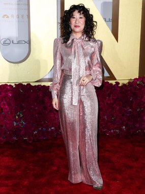 Oyuncu Sandra Oh, The Vampire 's Wife, Chloe Gosselin ayakkabıları ve Fallon ve Temple St. Clair' in mücevherleri ile birlikte 11 Aralık 2021 'de ABD' nin başkenti Los Angeles 'ta düzenlenen 19..