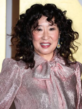 Oyuncu Sandra Oh, The Vampire 's Wife, Chloe Gosselin ayakkabıları ve Fallon ve Temple St. Clair' in mücevherleri ile birlikte 11 Aralık 2021 'de ABD' nin başkenti Los Angeles 'ta düzenlenen 19..